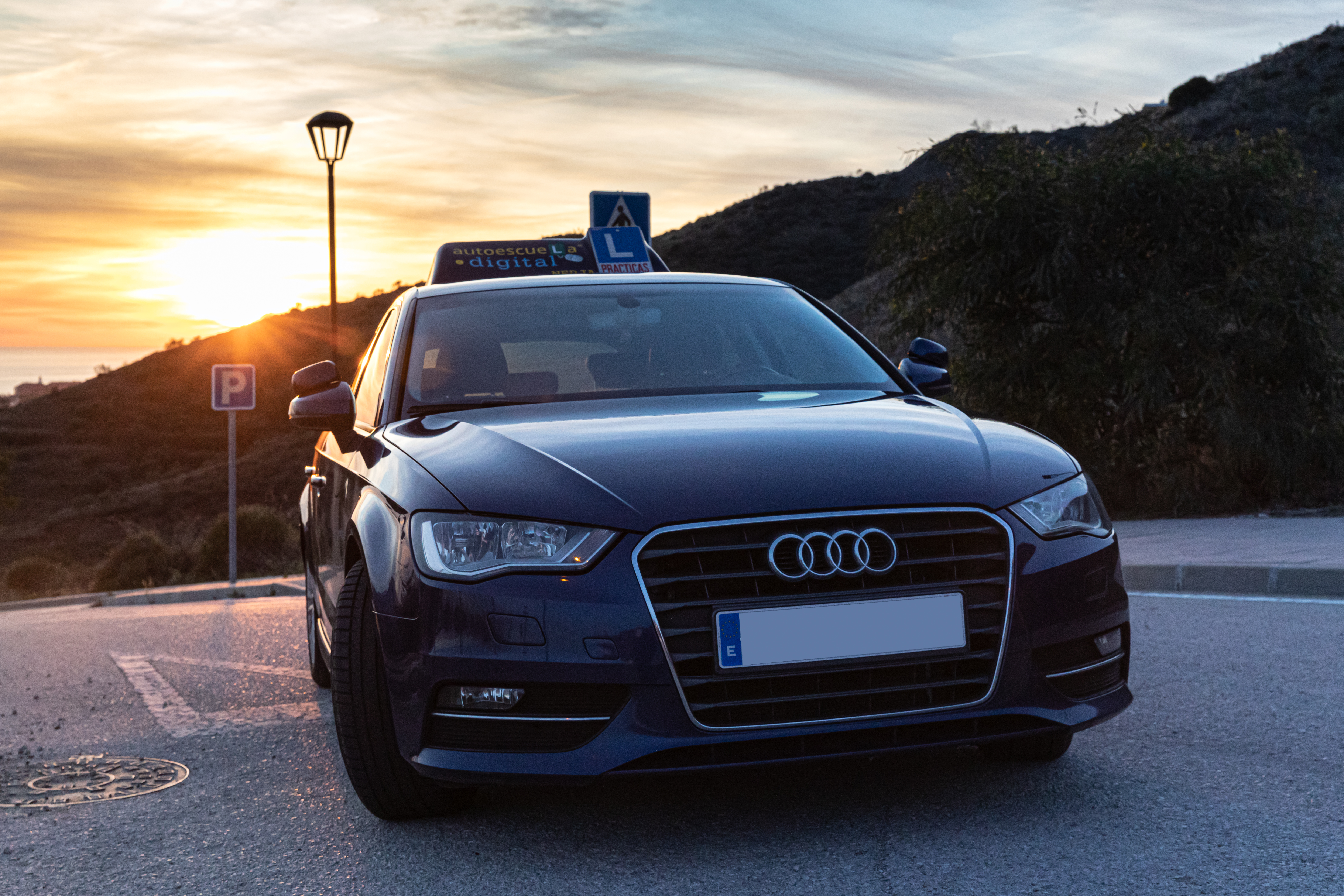 Audi de la autoescuela al atardecer en la Costa del Sol