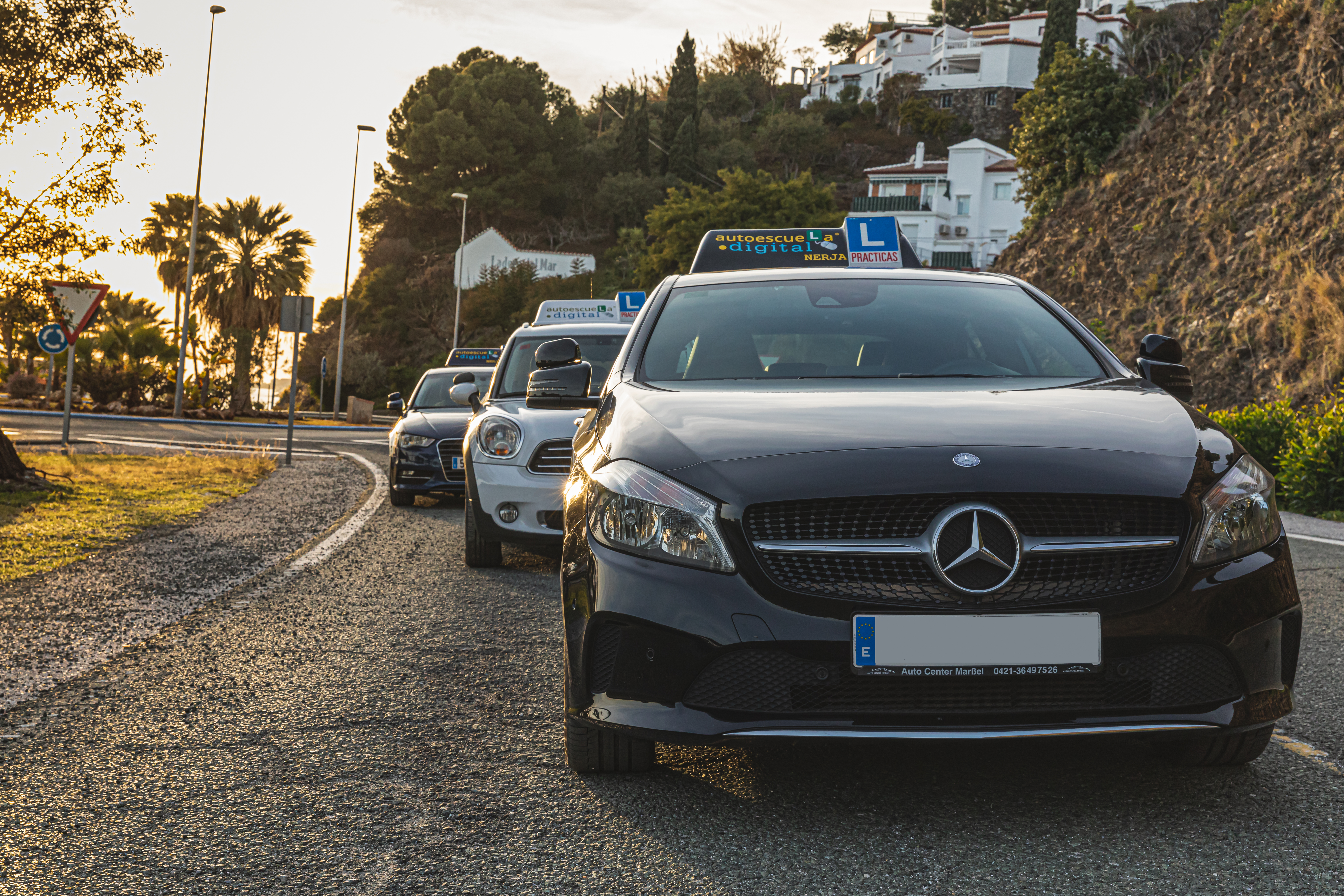 Flota completa de Autoescuela Digital en carretera costera