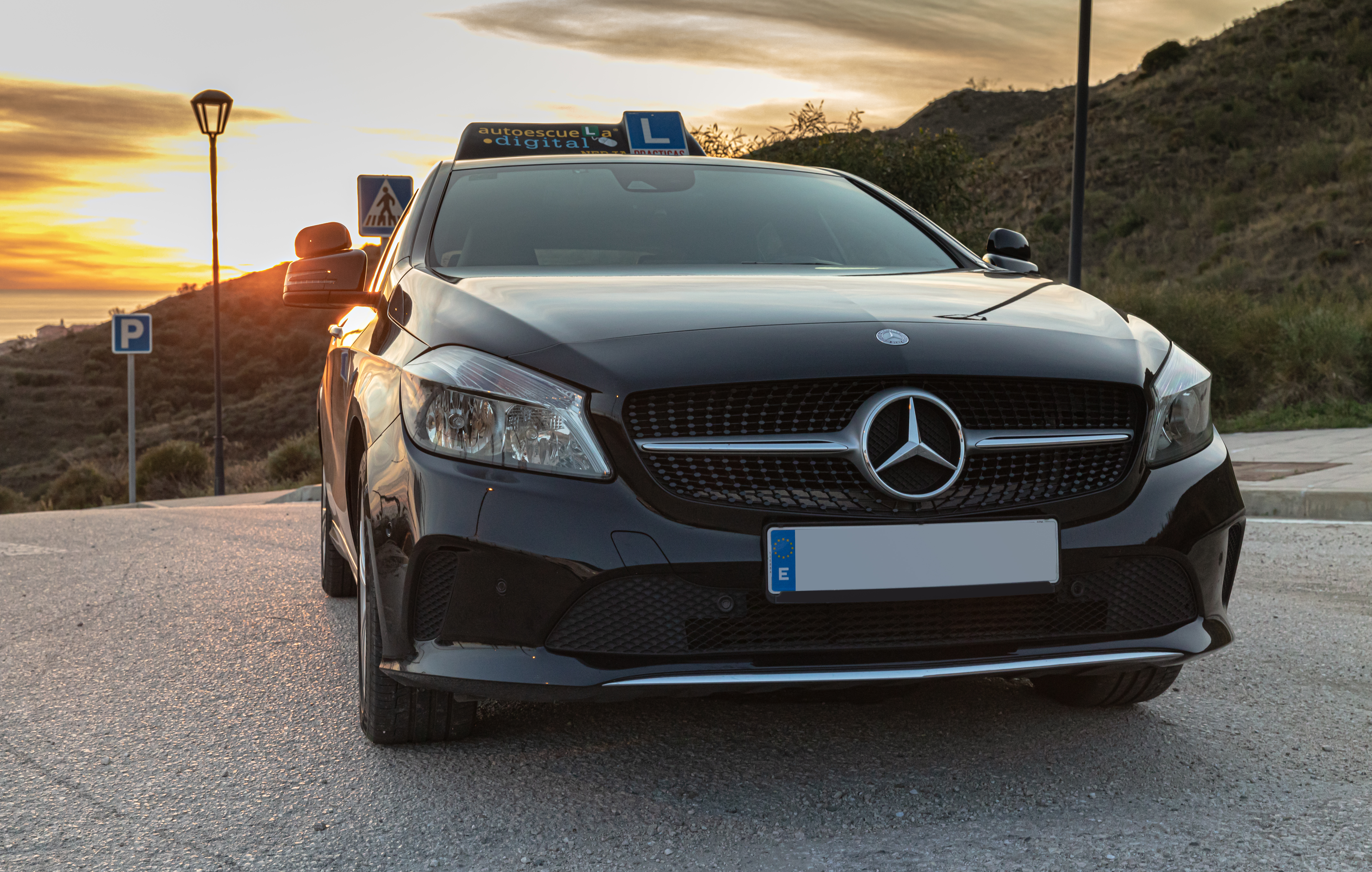 Mercedes de Autoescuela Digital al atardecer en la Costa del Sol